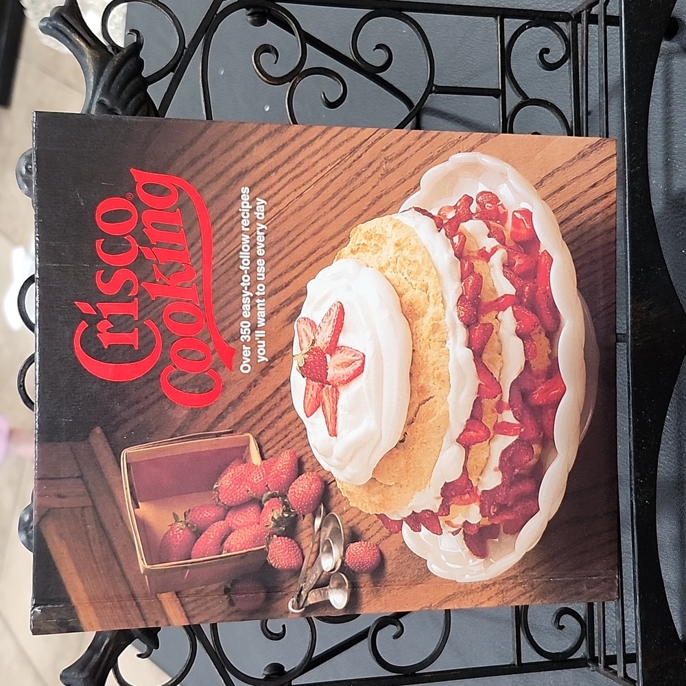 VINTAGE 1984 'CRISCO COOKING' COOKBOOK
